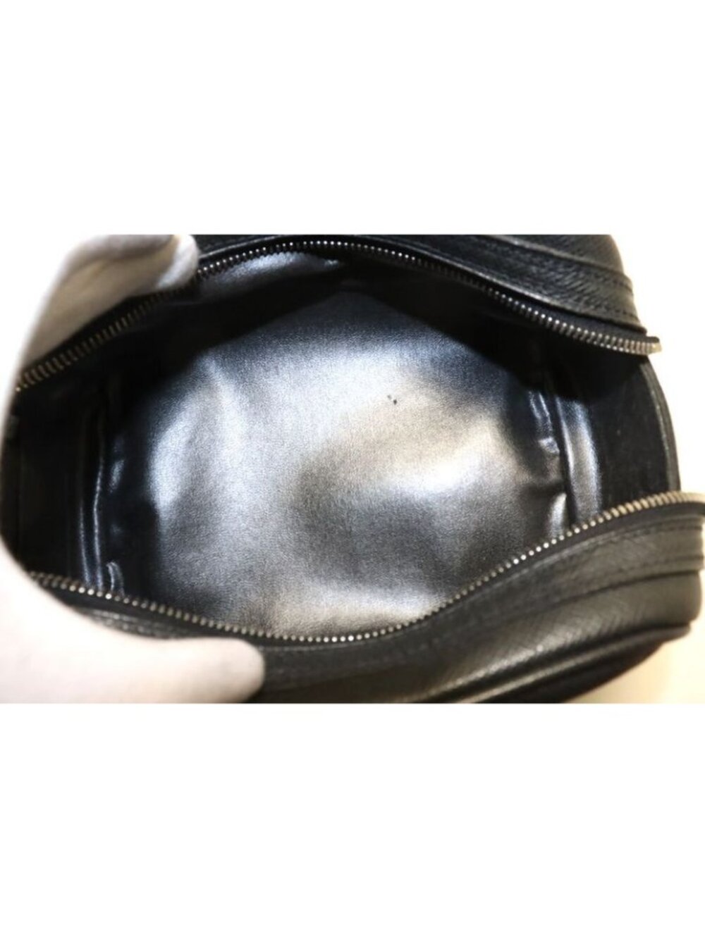 ★SOLD★ Louis Vuitton Taiga Trousse Yvan Leather Second Bag - Picture 6 of 8